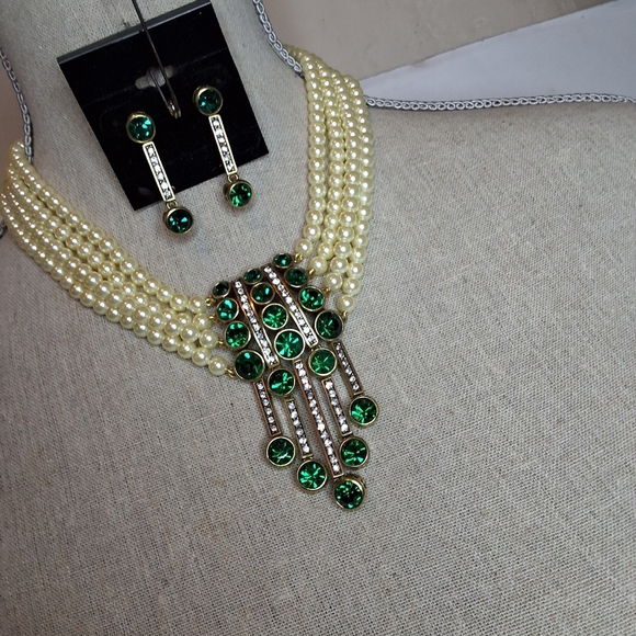 Heidi Daus An Affair To Remember Elegant Pearl and Green Gem Necklace Set - Picture 5 of 13